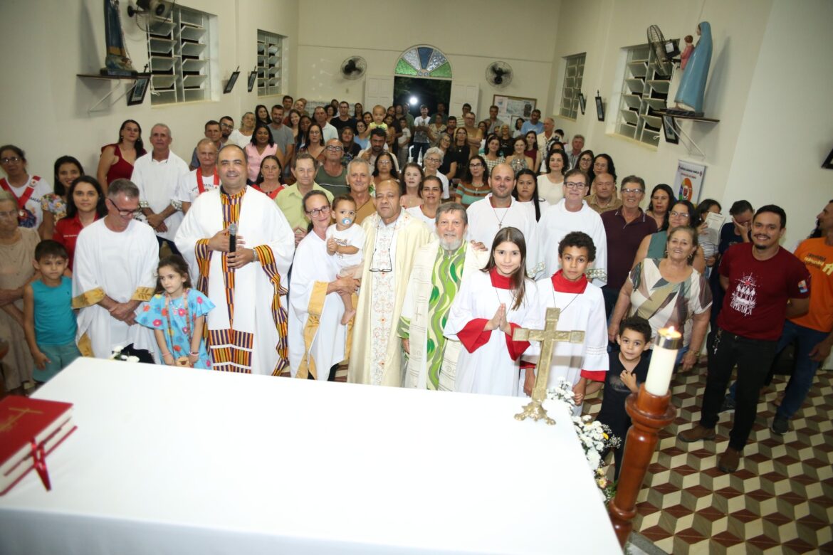 PARÓQUIA SAGRADA FAMÍLIA CELEBRA 30 ANOS DE ORDENAÇÃO PRESBITERAL DO PADRE ORLANDO HENRIQUE DE MEIRA