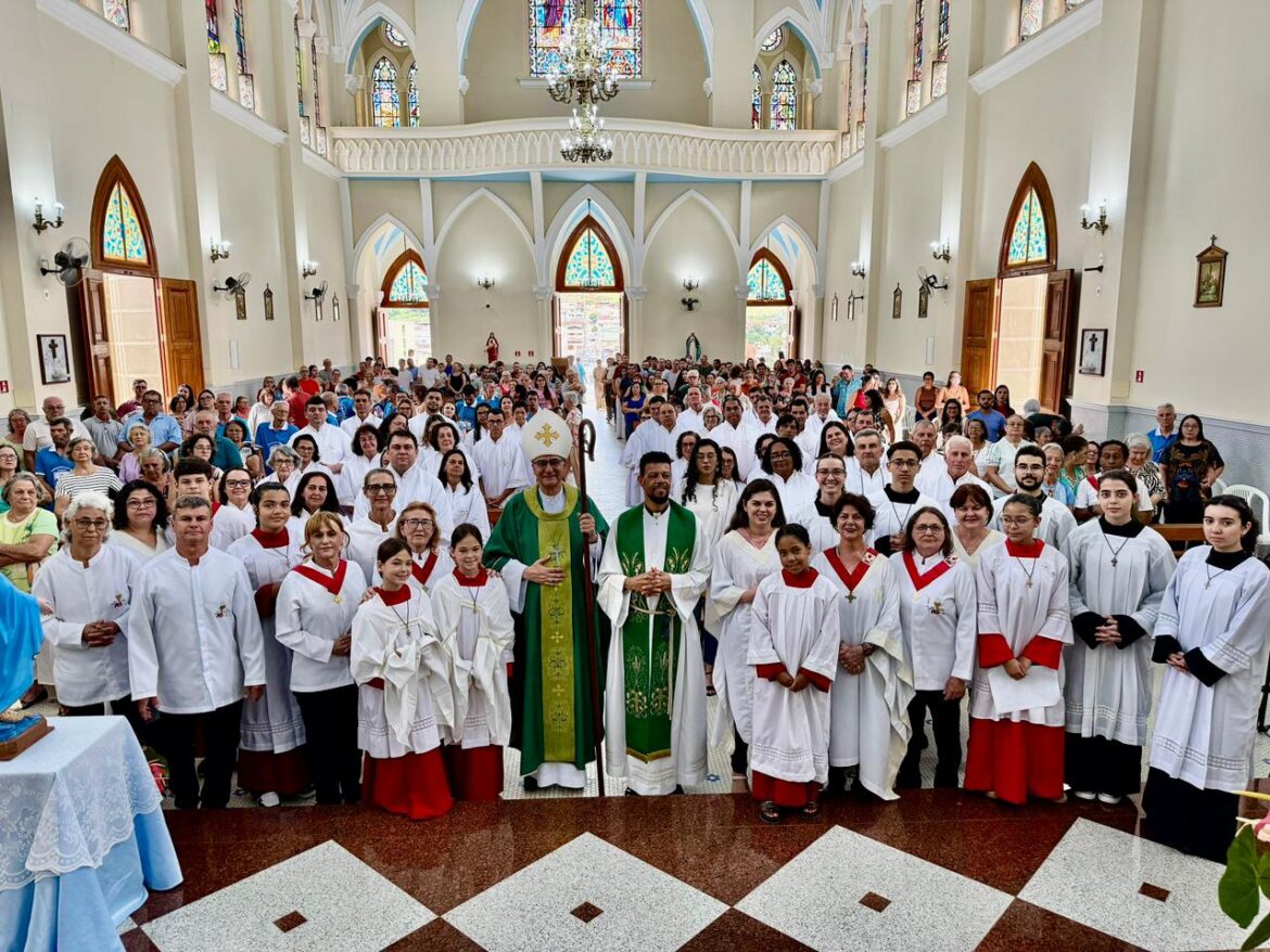PARÓQUIA NOSSA SENHORA MEDIANEIRA DE TODAS AS GRAÇAS CELEBRA SEGUNDO DIA DO TRÍDUO COM INSTITUIÇÃO DE NOVOS MINISTROS