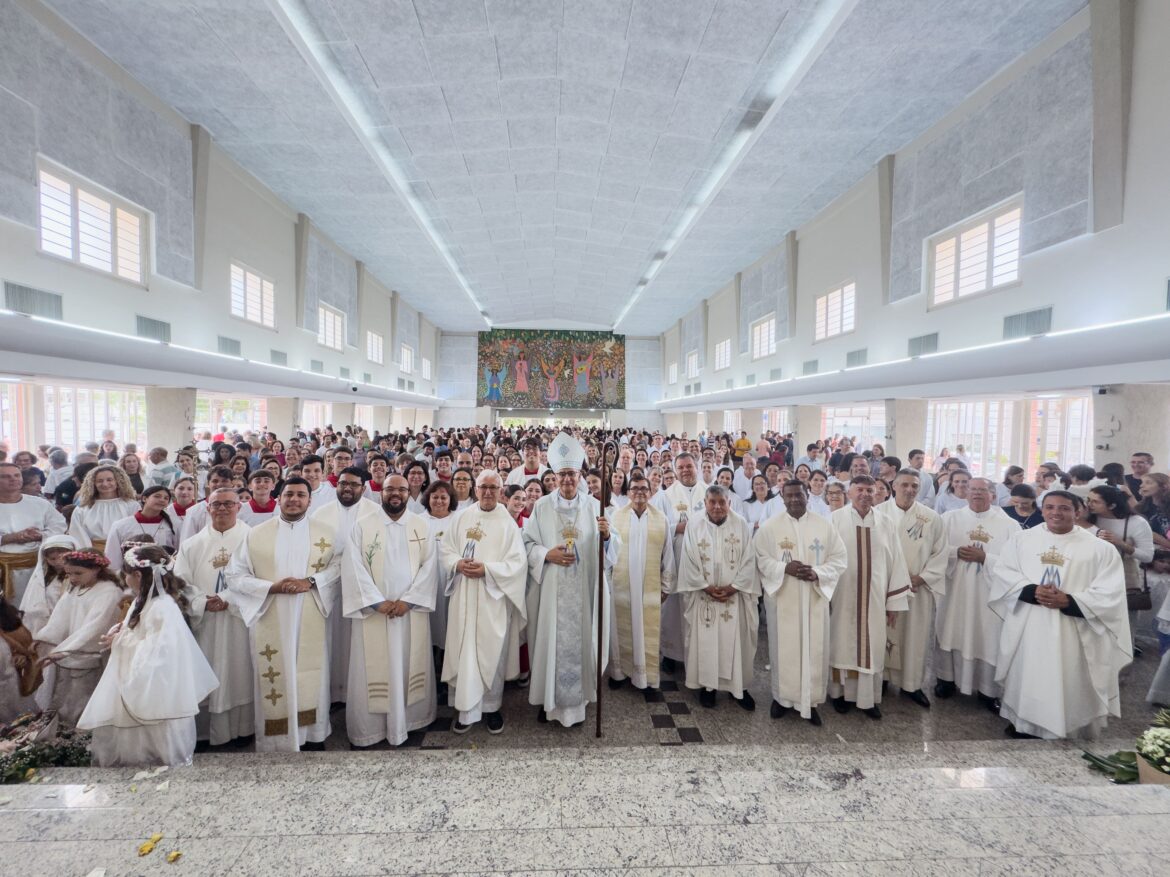 LINHARES CELEBRA SOLENIDADE DA IMACULADA CONCEIÇÃO COM GRANDE PARTICIPAÇÃO DOS FIÉIS