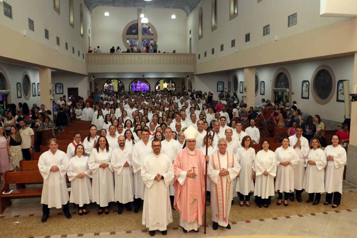 PARÓQUIA SÃO JOÃO BATISTA CELEBRA 75 ANOS COM MISSA SOLENE, ORQUESTRA DO SESI E INSTITUIÇÃO DE 220 MINISTROS