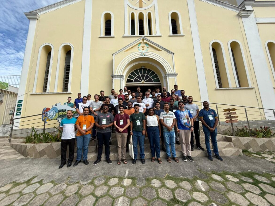SEMINARISTAS DA DIOCESE DE ARAÇUAÍ REALIZAM 4ª AÇÃO MISSIONÁRIA EM CARAÍ (MG)