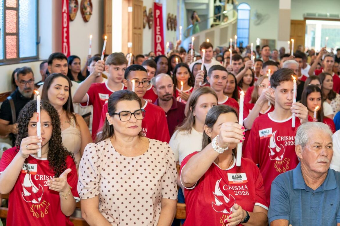 76 JOVENS RECEBEM O SACRAMENTO DA CRISMA NA PARÓQUIA SÃO SEBASTIÃO