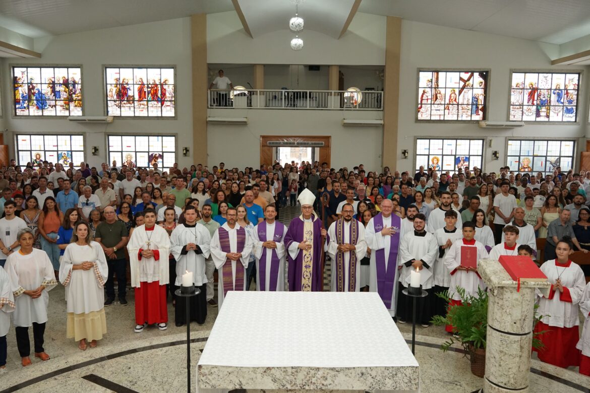 PARÓQUIA SÃO DOMINGOS ACOLHE NOVO ADMINISTRADOR PAROQUIAL EM CELEBRAÇÃO PRESIDIDA POR DOM LAURO