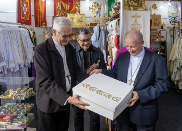 Diocese de Colatina presenteia Arquidiocese de Aparecida