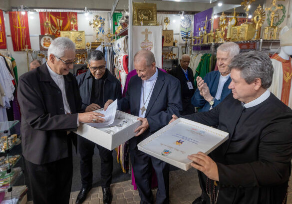 Diocese de Colatina presenteia Arquidiocese de Aparecida