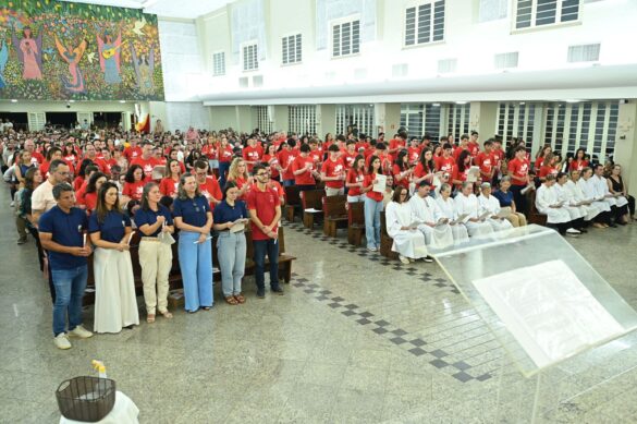 Dom Lauro celebra Crisma de 245 jovens em Linhares