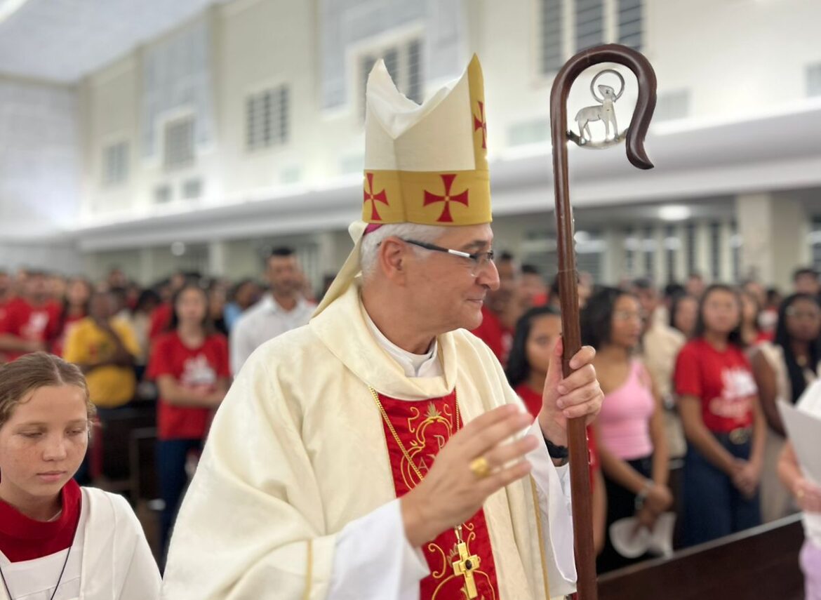 Dom Lauro celebra Crisma de 245 jovens em Linhares