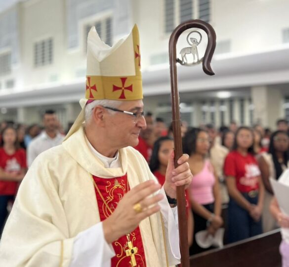 Dom Lauro celebra Crisma de 245 jovens em Linhares