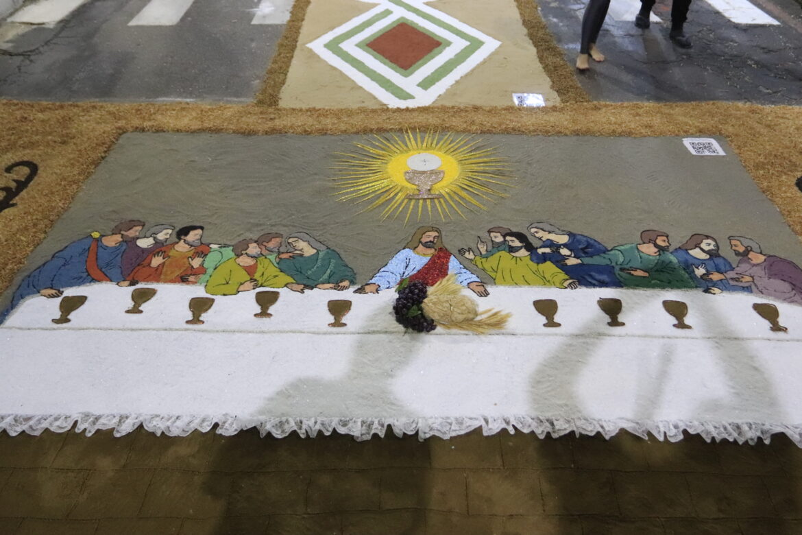 Tapetes de Corpus Christi da Catedral unem tradição e catequese sobre o amor de Cristo aos pobres